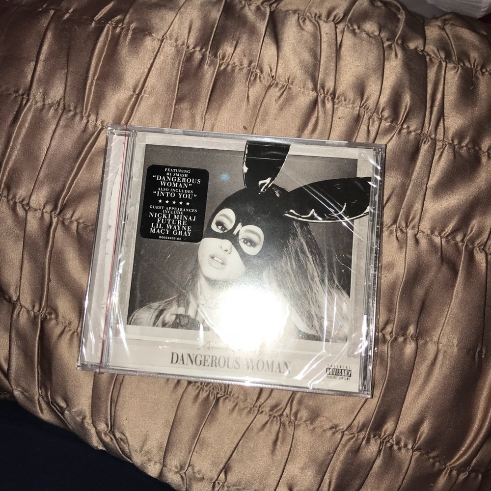 Dangerous woman merch